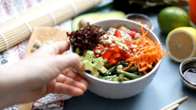 Die perfekte Poke Bowl: Lachs & Avocado